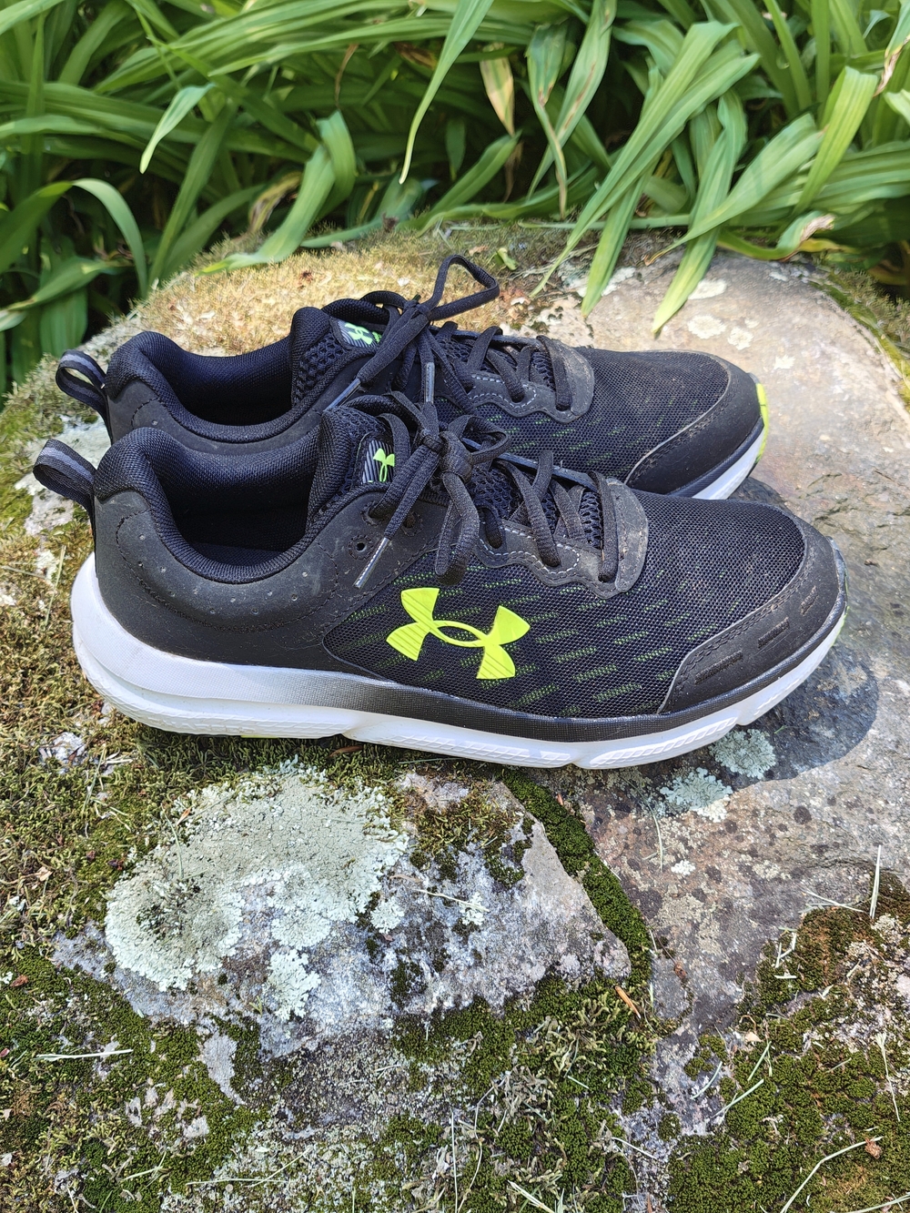 Under Armour Men's Charged Assert 10 Running Shoes EUC Size 9.5